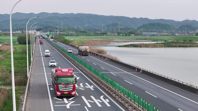 浙江绍诸高速高湖湿地高速公路车流航拍