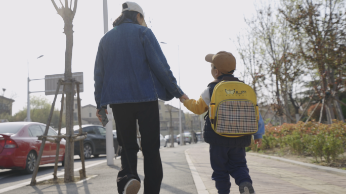 早晨妈妈送孩子上幼儿园  照顾孩子