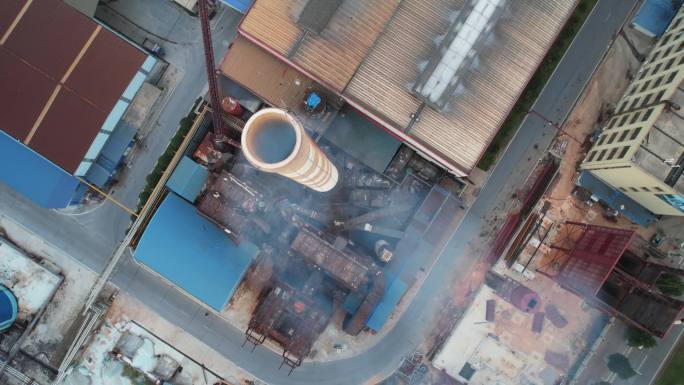 航拍石化工业工厂废气净化炉排放烟雾的烟囱