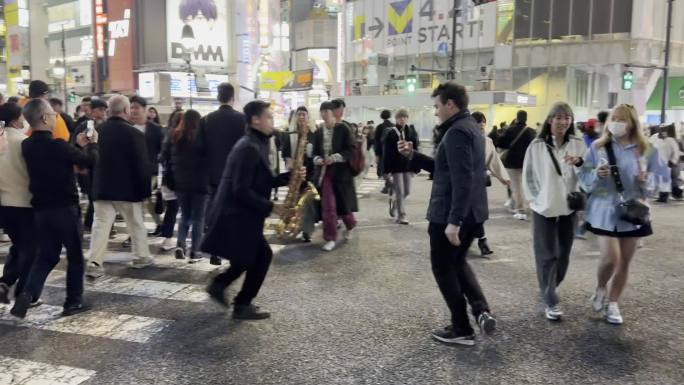 高清实拍日本东京涩谷十字路口人群表演
