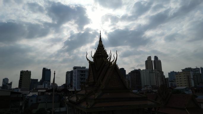 航拍东南亚柬埔寨首都金边皇宫寺庙逆光剪影