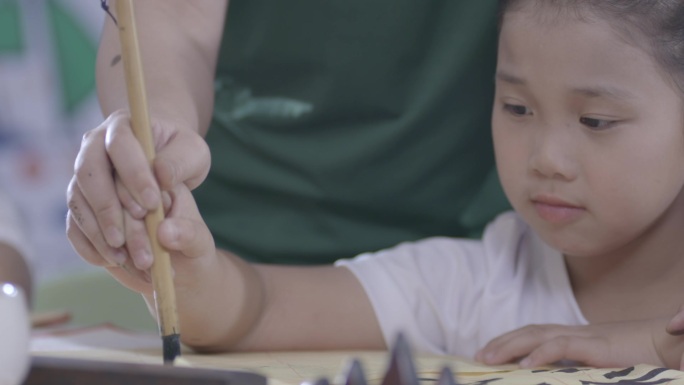 学前儿童练习写毛笔老师手把手教学中国书法