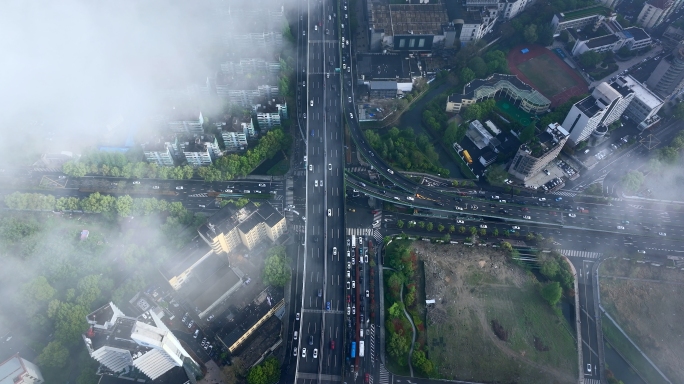 航拍云层下的城市道路