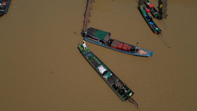 航拍东南亚柬埔寨暹粒码头萨里洞湖水上市场