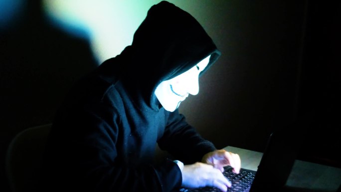 黑客在攻击敲打键盘