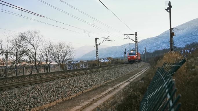 大山中近距离拍摄绿皮火车驶过高清素材