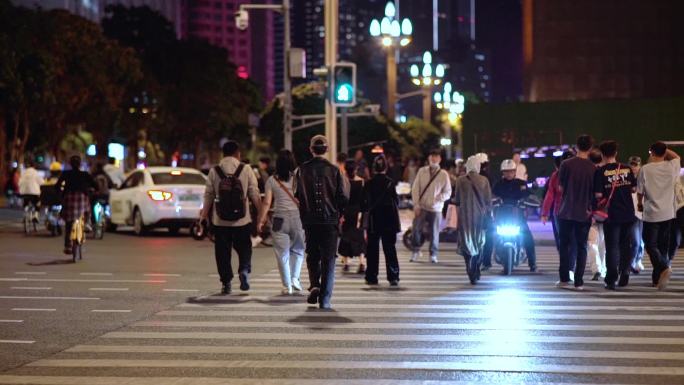 夜景 红绿灯路口行人过马路人流人群