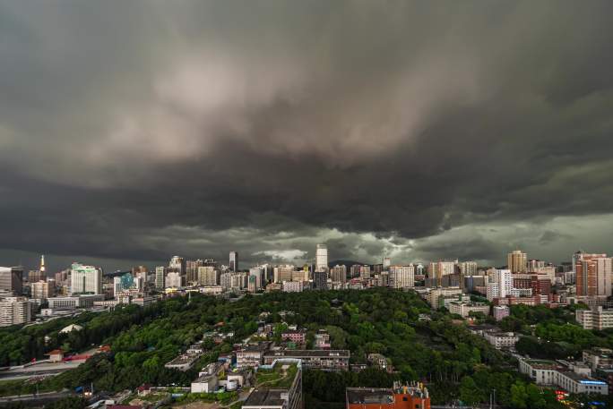 暴雨来临乌云密布