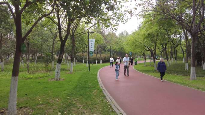 西安运动公园散步儿童亲子湖泊春天跑步健身