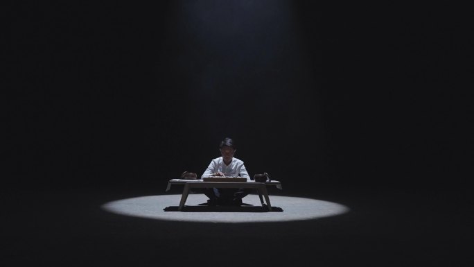 男人思考围棋对局对弈棋子棋盘