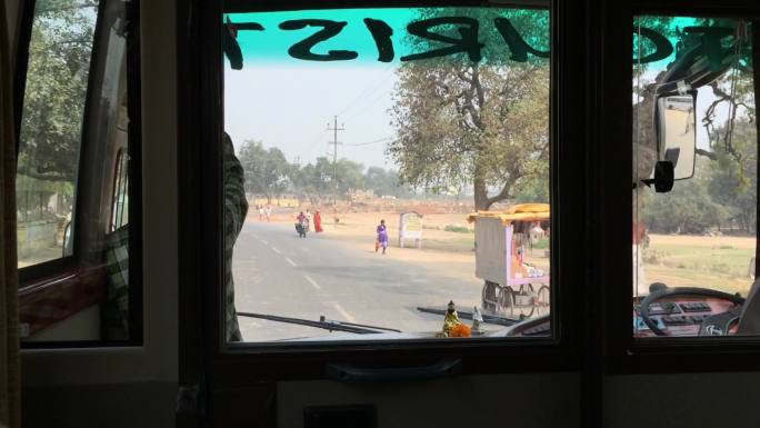坐在大巴上拍摄印度混乱的乡村公路