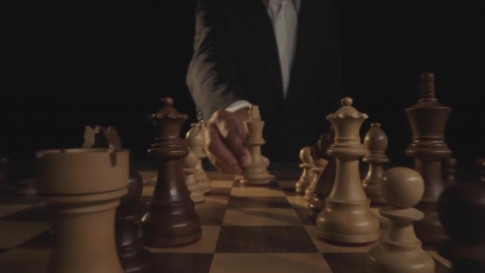 男人下国际象棋