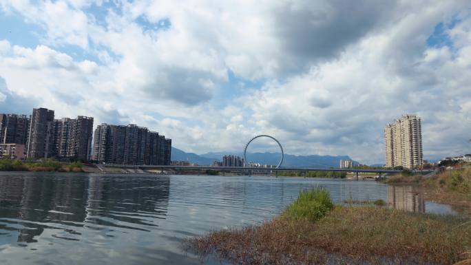 春日里的四川江油市金外滩人行景观桥