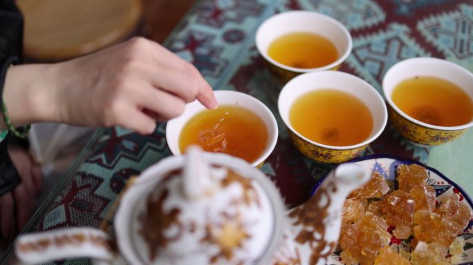 （慢镜）新疆古老的百年老茶馆泡茶倒茶