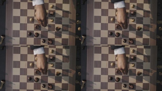 男人手拿国际象棋棋盘下棋