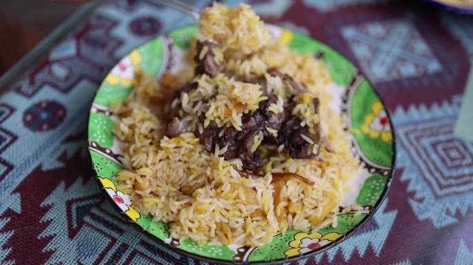 新疆传统美食抓饭手抓饭