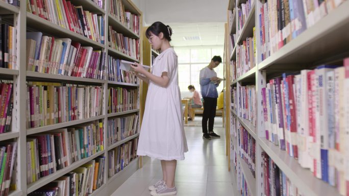 学生刻苦学习青少年近视女孩图书馆看书