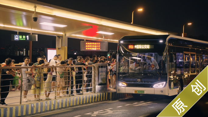 夜晚城市人群交通下班堵车小区灯光挤公交