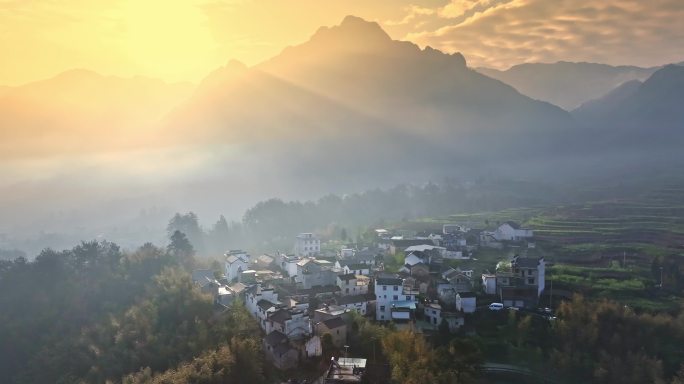 山间 大山 阳光 清晨 晨雾 梯田