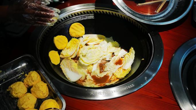 东北铁锅炖鱼炖鸡手贴饼子