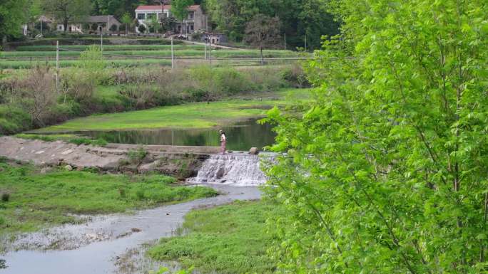 女人在乡间小河瀑布上游玩行走旅行风景航拍