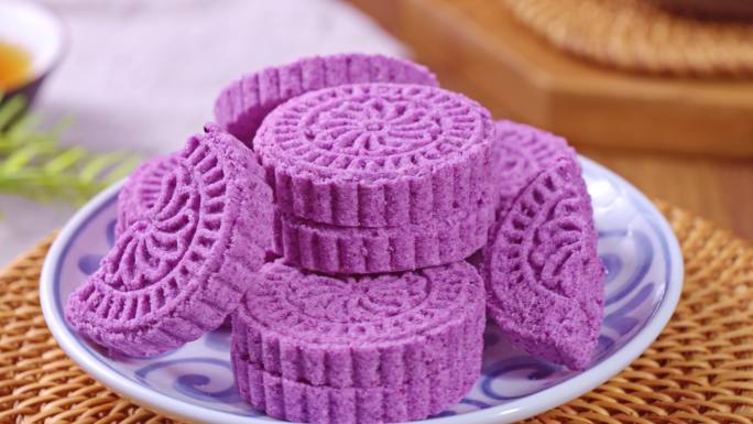 手工糕点暖胃早餐紫薯薏米糕