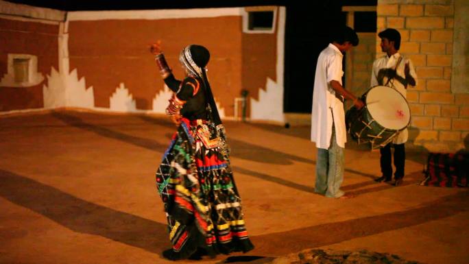 印度塔尔沙漠深处的原始吉普寨原生态舞蹈