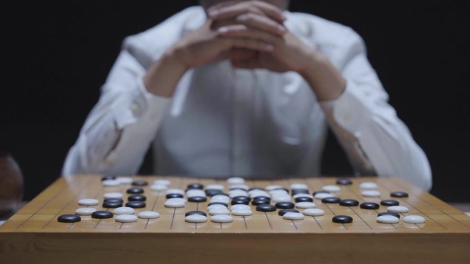 男人思考围棋对局对弈棋子棋盘