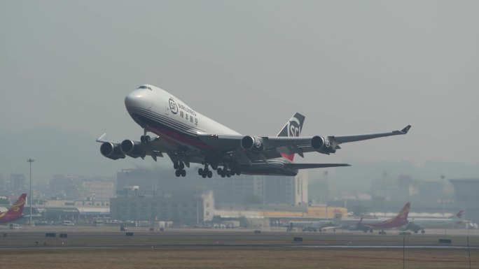 顺丰航空波音747货机在深圳机场震撼起飞