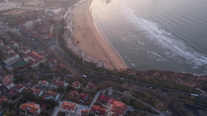 4K青岛红瓦建筑滨海沙滩眺望日出航拍视频