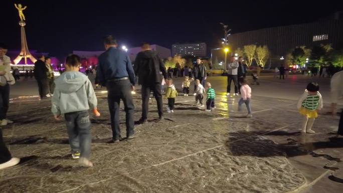 金昌市文化广场夜景跳舞休闲时光带孩子玩耍