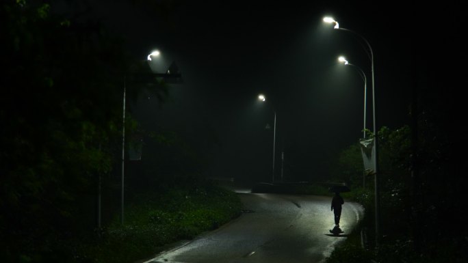 雨天深夜路灯下独行