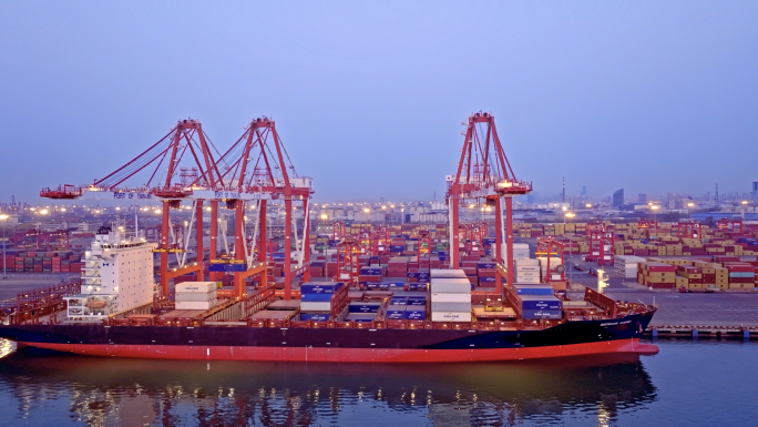 航拍天津港 集装箱装船 凌晨的港口