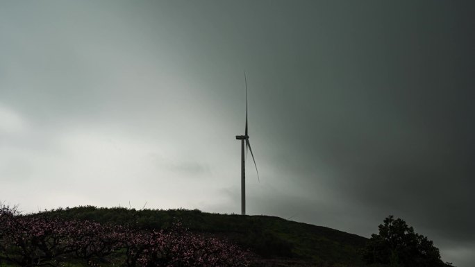 暴雨来临前山顶风力发电机台乌云流云延时