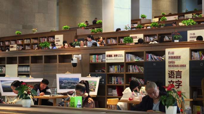 大型图书馆内群众阅读