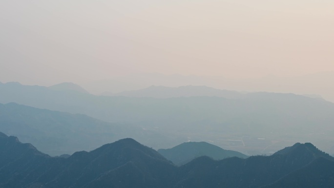 北京春天明长城遗址水墨画风光