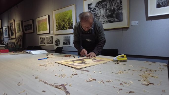 版画艺术创作木刻画家刻木刻版画工作室