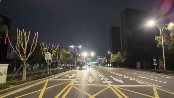 城市夜晚夜景开车第一视角汽车窗外沿途风景