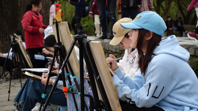 安徽宏村学生写生旅游徽派建筑马头墙