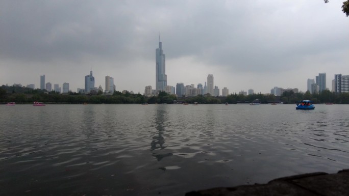 南京玄武湖湖上游船延时摄影 紫峰大厦