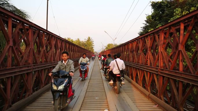 琅勃拉邦二战桥摩托车交通