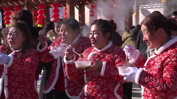 农村过年支铁锅炖杀猪菜村民就餐