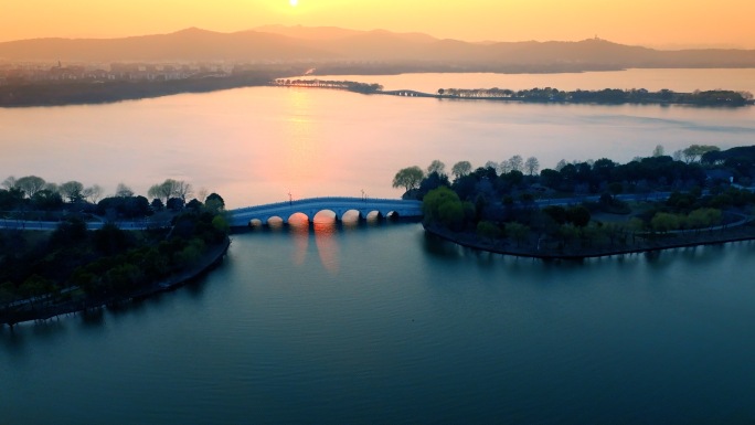 航拍唯美湖景地产景观夕阳石湖