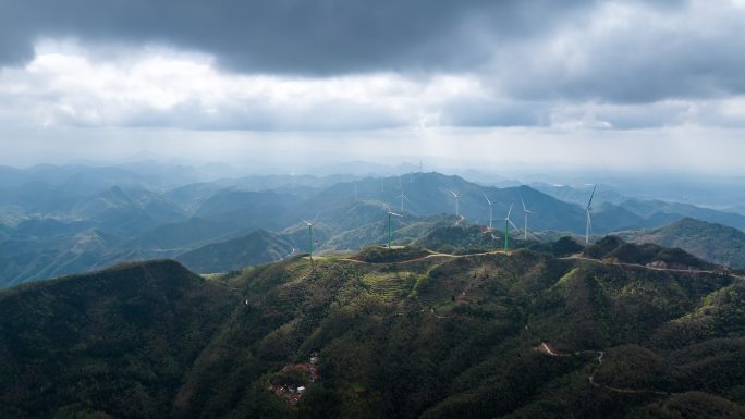 风云涌动下的高山风电场