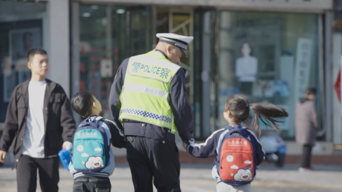 公安民警交警带小学生过马路（含灰片视频）