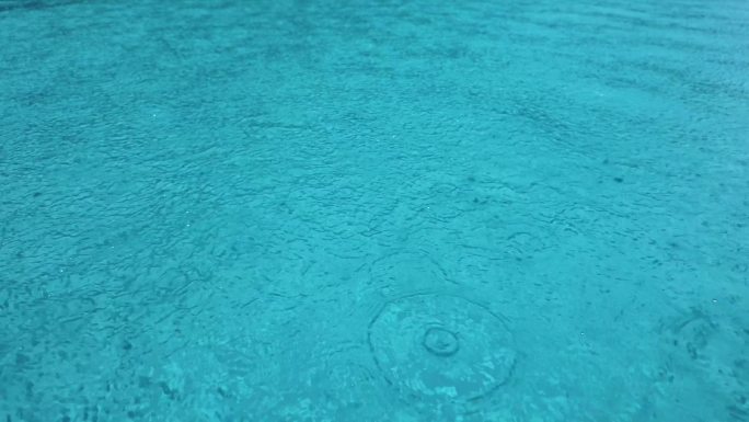 慢镜头蓝色水面的雨滴：清新细腻的视觉盛宴