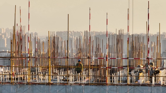 建筑工人建筑工地夕阳剪影施工