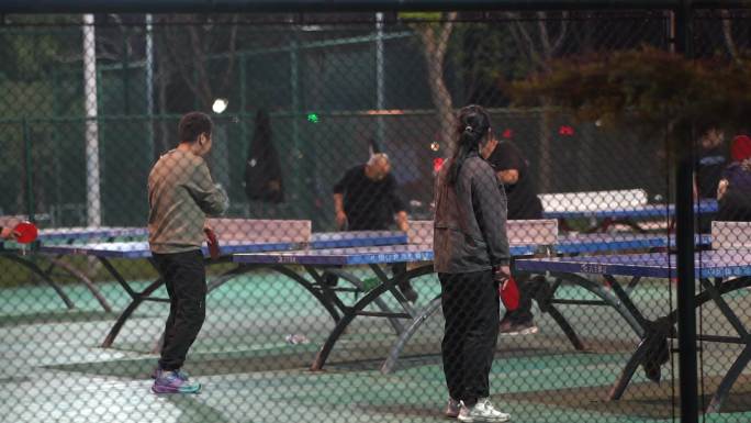 晚上公园锻炼打乒乓球的人群