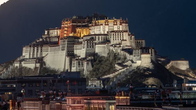 西藏拉萨布达拉宫地标宫殿日落灯光车流延时