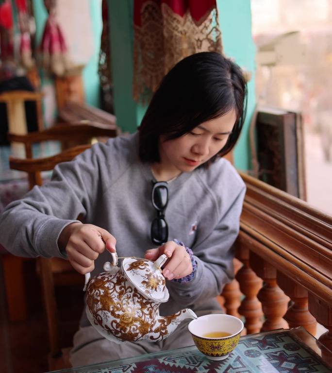 （慢镜）美女在茶馆喝茶竖版竖屏